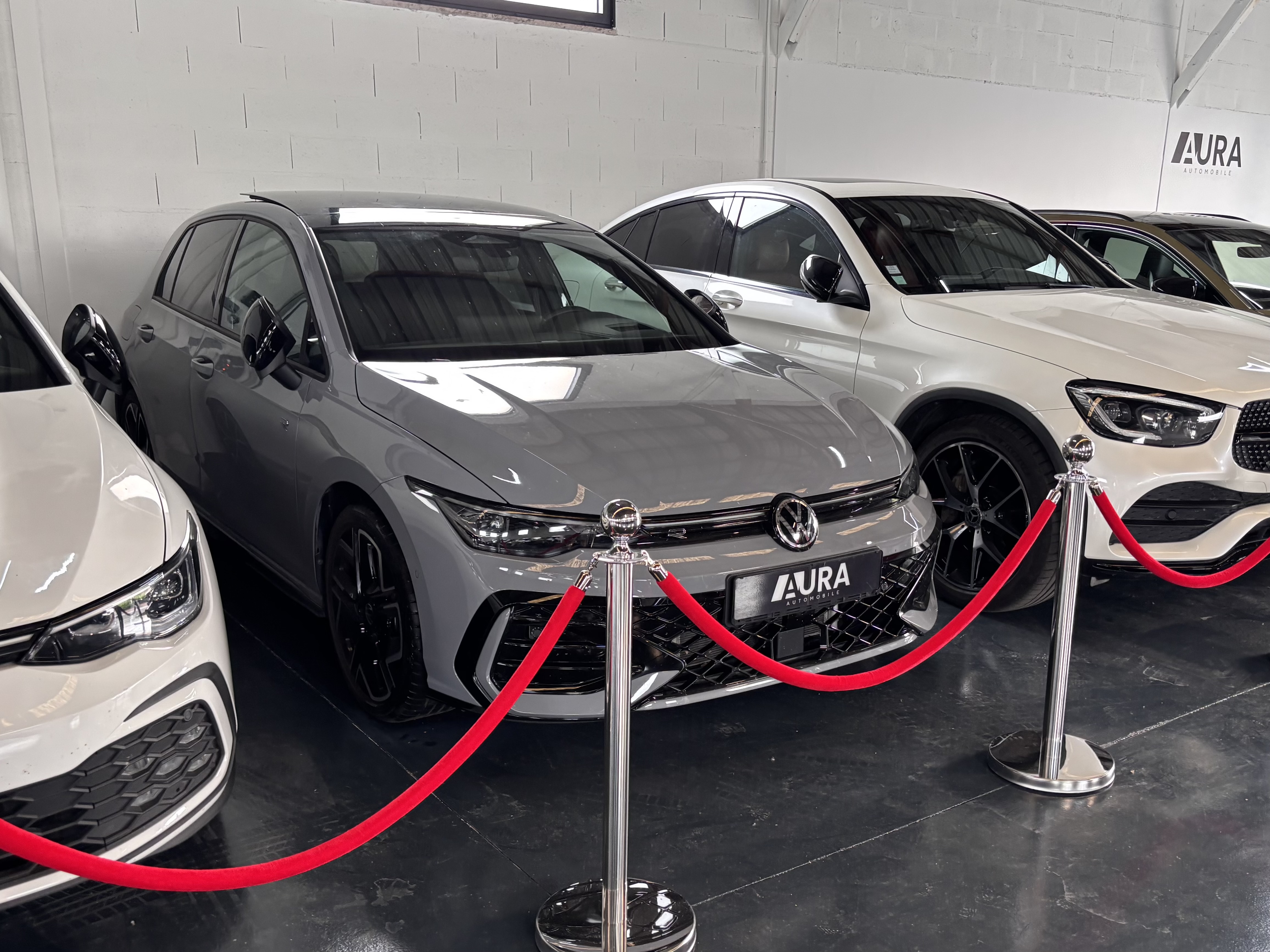 Véhicules de prestige dans le showroom de Brunoy
